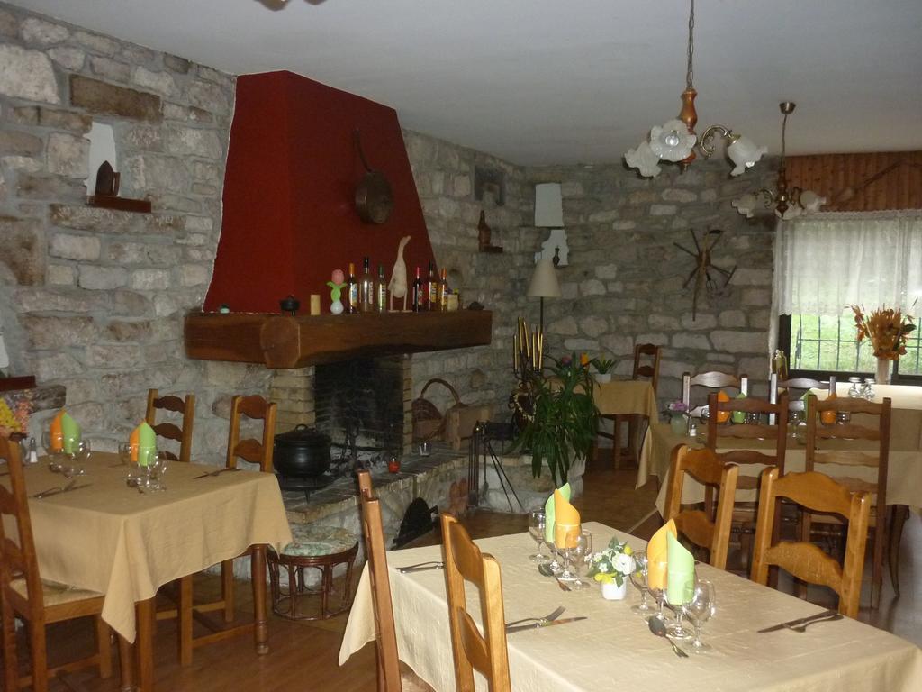 Hotel Restaurant La Chaumiere Du Lac Clairvaux-les-Lacs Exterior foto